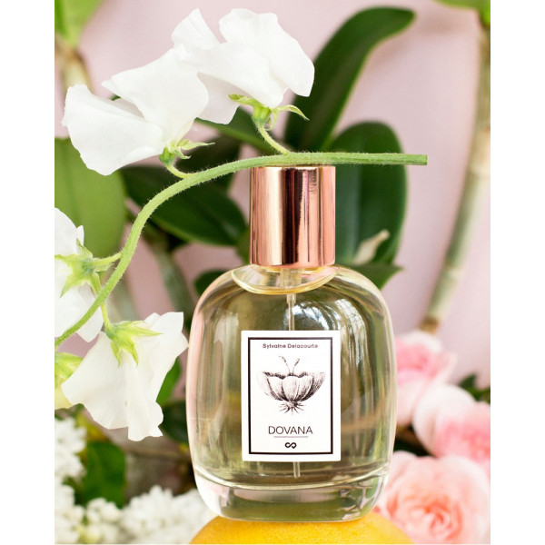 Parfums Créateurs_Dovana_bottle+flowers_Parisparfumsfr