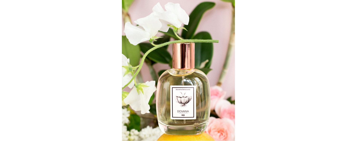 Parfums Créateurs_Dovana_bottle+flowers_Parisparfumsfr
