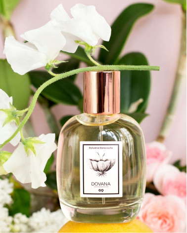 Parfums Créateurs_Dovana_bottle+flowers_Parisparfumsfr