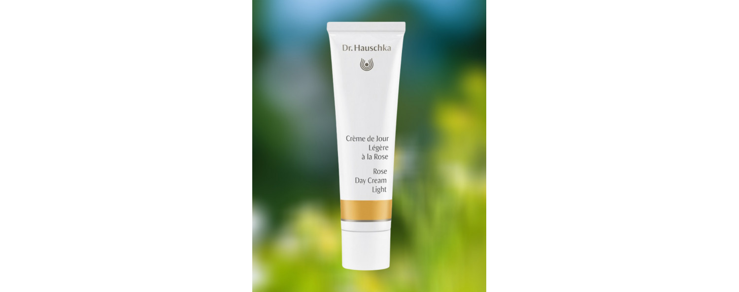 creme-jour-legere-a-la-rose-naturel-dr-hauschka-parisparfumsfr