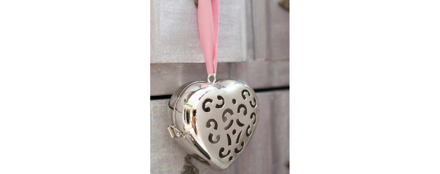 petit-coeur-argent-autour-du-parfum