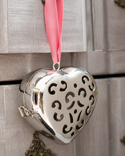 small-heart-money-around-the-perfume