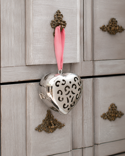 petit-coeur-argent-autour-du-parfum